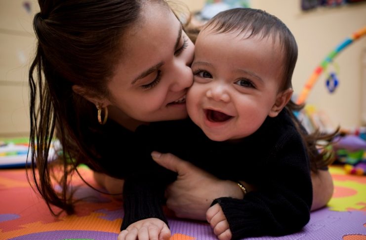 Lek med det 2–7 måneder gamle barnet