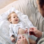 Skummende, tyntflytende gul avføring