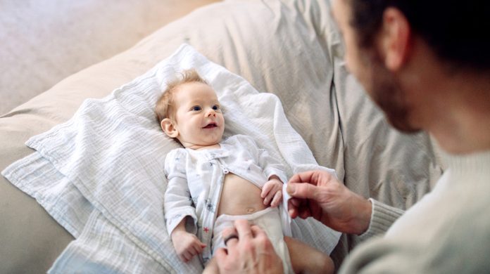 Skummende, tyntflytende gul avføring