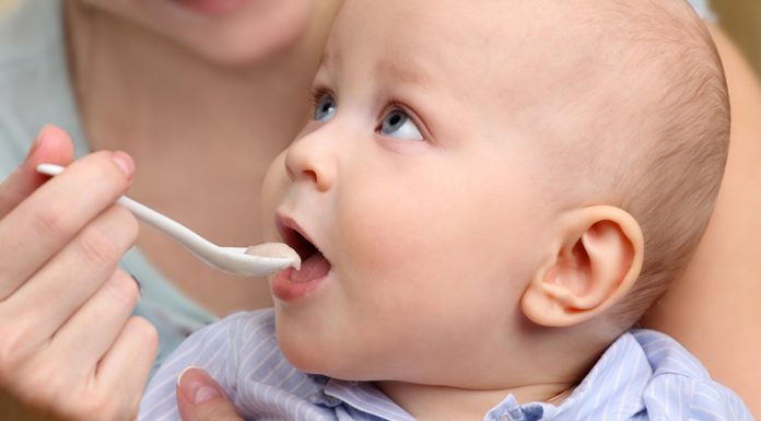 antall måltider fast føde baby