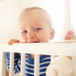 Barnet står i sengen og vil ikke sove