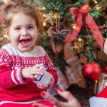 jente foran juletreet