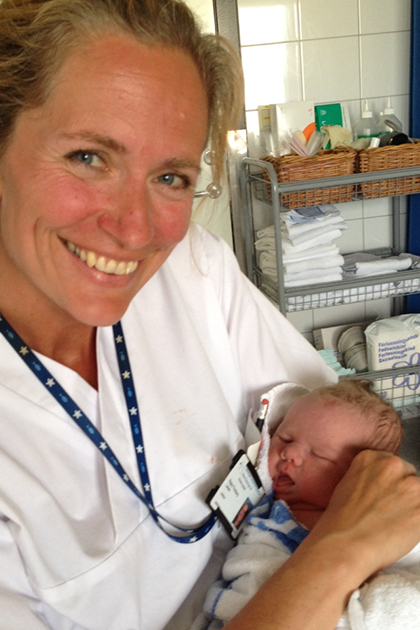 Jordmor Ragna T. Larsen er storfornøyd med at hun får holde nyfødte på jobb. Foto: privat