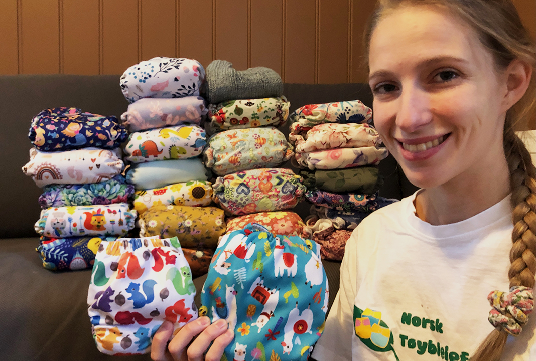 Maren Grutle Hveding med et utvalg av bleiene hun har brukt til sine to barn.