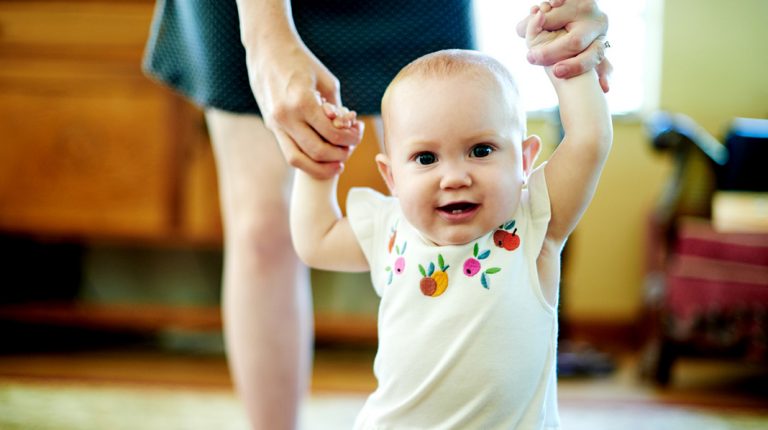 Når babyen skal lære å gå – når er for tidlig?