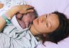 Kom til føden med babyen i armene