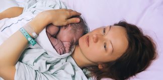 Kom til føden med babyen i armene
