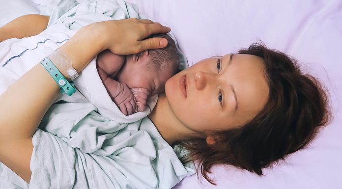Kom til føden med babyen i armene