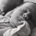 Nyfodt_sover_krybbedod