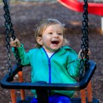frhliches-kleinkind-im-park-picture-id611293462