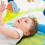 Disse lekene er kjekke å ha til babyen