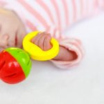 Baby leker med rangle