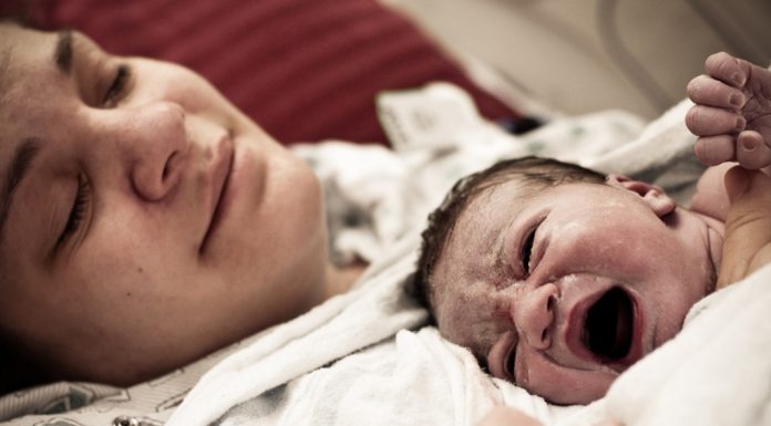 Mor med nyfødt baby