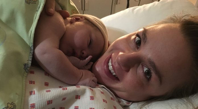 Mamma med vesle Liam. Foto: privat