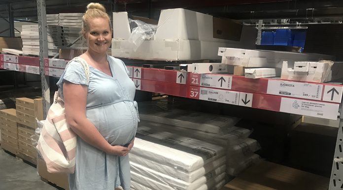 Lilja gjør innkjøp på Ikea.
