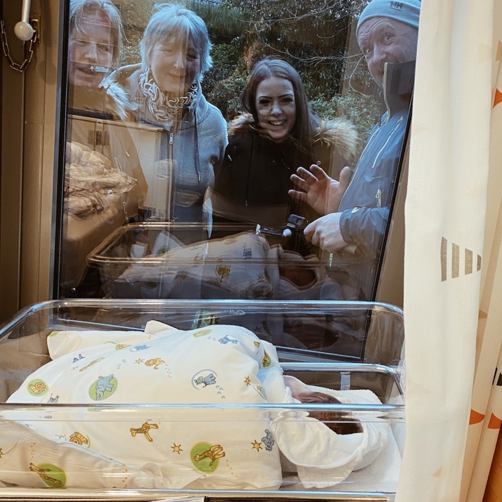 Vindusbesøk fra sjukehuset. Grandtante Inger Marie Oma, Oldemor Margunn Liv Oma, Tante Kristine Oma Engevik. Besten Jan Kristofer Oma og Didrik Oma Leikvoll. Foto: privat