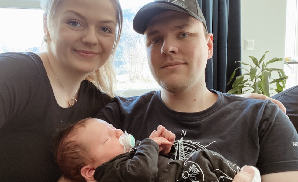 Familien hjemme i Dimmelsvik. Foto: privat