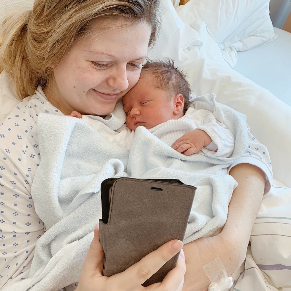 Nybakt mor viser stolt fram vesle Didrik til far via Messenger. Foto: privat