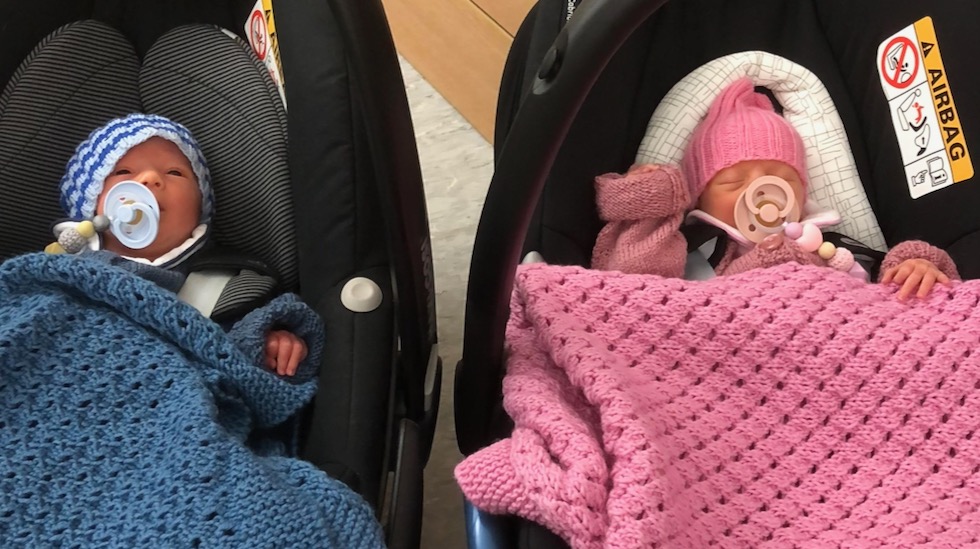 Liam og Oline klare til hjemreise fra sykehuset. Foto: privat