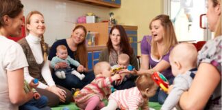Mange helsestasjoner tilbyr barselgruppe for nybakte foreldre.