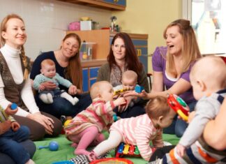 Mange helsestasjoner tilbyr barselgruppe for nybakte foreldre.