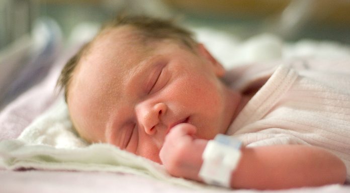 Det fødes flere barn i Norge, og andelen misdannelser går ned